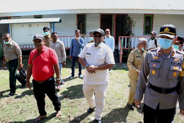Peninjauan fasilitas dan prasarana di eks barak Rohingnya yang dijadikan tempat karantina ODP COVID-19 di Kabupaten Aceh Utara. Foto: Humas Pemkab Aceh Utara