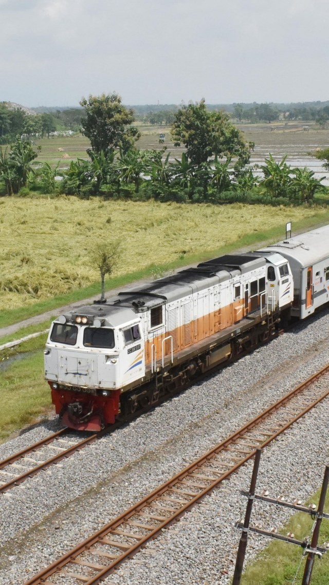 Rangkaian Kereta Api (KA) melintas di Kota Madiun, Jawa Timur, Senin (6/4/2020). Foto: ANTARA FOTO/Siswowidodo