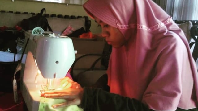Siswa siswi SLB membuat masker kain.  Foto: Dok. Wendy Kusumowidagdo