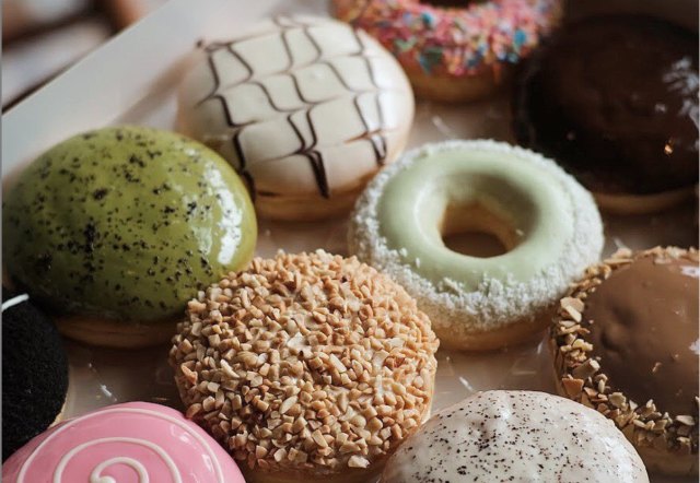 J.CO memberikan promo yang bisa kamu nikmati dengan menggunakan layanan pesan antar. Foto: instagram.com/jcoindonesia.