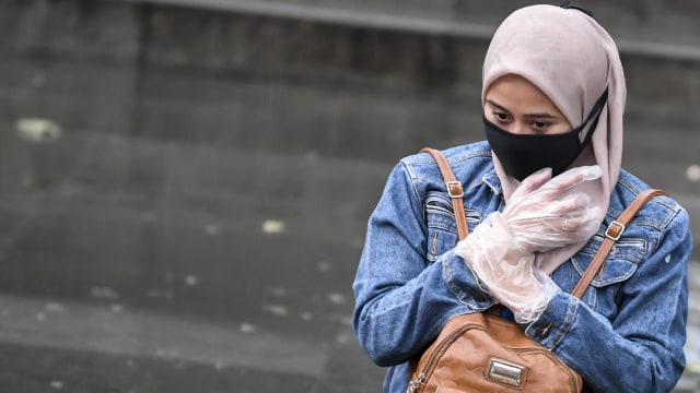 Warga berjalan menggunakan masker di kawasan Jalan Kendal, Jakarta, Senin (6/4/2020). Foto: ANTARA FOTO/Muhammad Adimaja