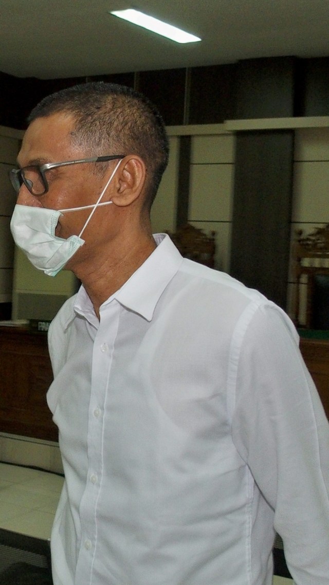 Bupati Kudus nonaktif Muhammad Tamzil berjalan meninggalkan ruang sidang usai menjalani sidang kasus suap dan gratifikasi mutasi jabatan, Senin (6/4). Foto: ANTARA FOTO/R. Rekotomo