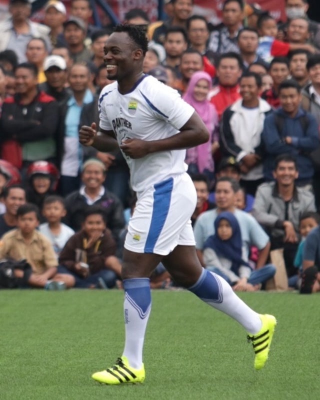 Michael Essien saat bersama Persib. Foto: Fanny Kusumawardhani/kumparan