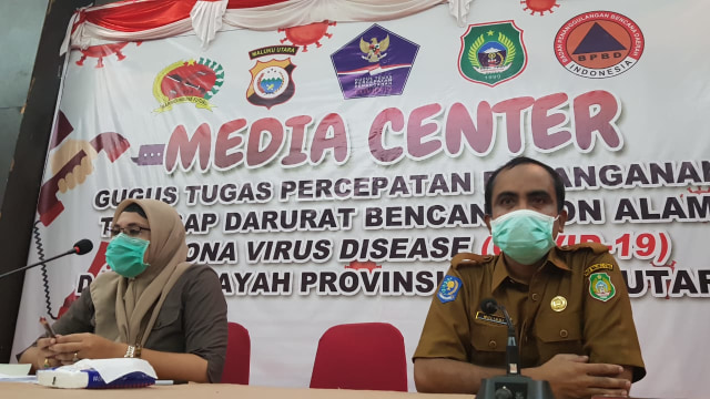 Juru Bicara Gugus Tugas Percepatan Penanganan COVID-19 Maluku Utara dr Rosita Alkatiri (Kiri) dan Karo Humas Provinsi Maluku Utara Mulyadi Tutupoho, saat melakukan konferensi pers di Hotel Sahid Bela Ternate, Senin (06/04/2020). Foto: Faris Bobero/cermat 