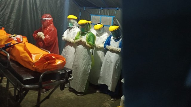 PARAMEDIS dan kamar jenazah saat menyalatkan jenazah RA, Pasien Dalam Pengawasan (PDP) COVID-19 yang meninggal di RSUD Teluk Kuantang, Kuansing, Riau. 