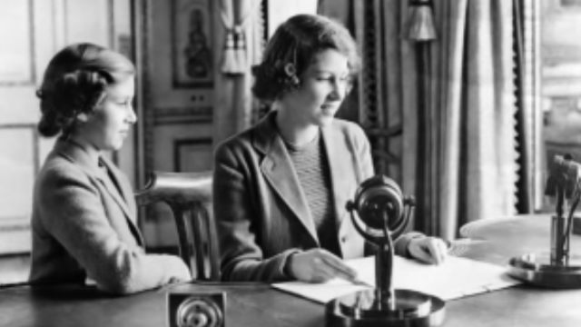 Ratu Elizabeth di tahun 1940, saat sedang pidato untuk acara 'Children's Hour' BBC. Foto: YouTube / The Royal Family