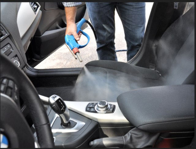 Ilustrasi menyemprot disinfektan ke kabin mobil. 