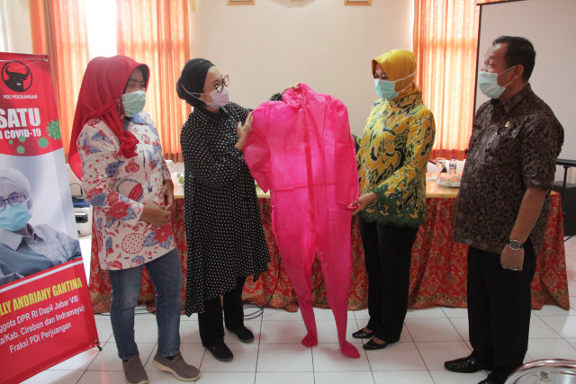 Anggota DPR Komisi VIII Selly Andriany Gantina mengirim ratusan APD dan masker untuk Dinas Kesehatan (Dinkes) Kabupaten Cirebon. (Taufik)