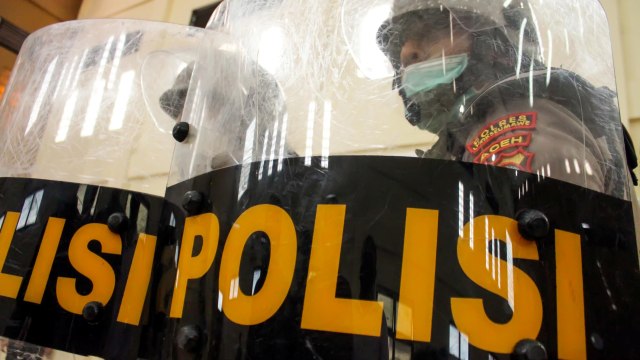 Personel Sabhara melakukan simulasi penanganan gangguan keamanan di Polres Lhokseumawe, Aceh, Senin (6/4). Foto: ANTARA FOTO/Rahmad