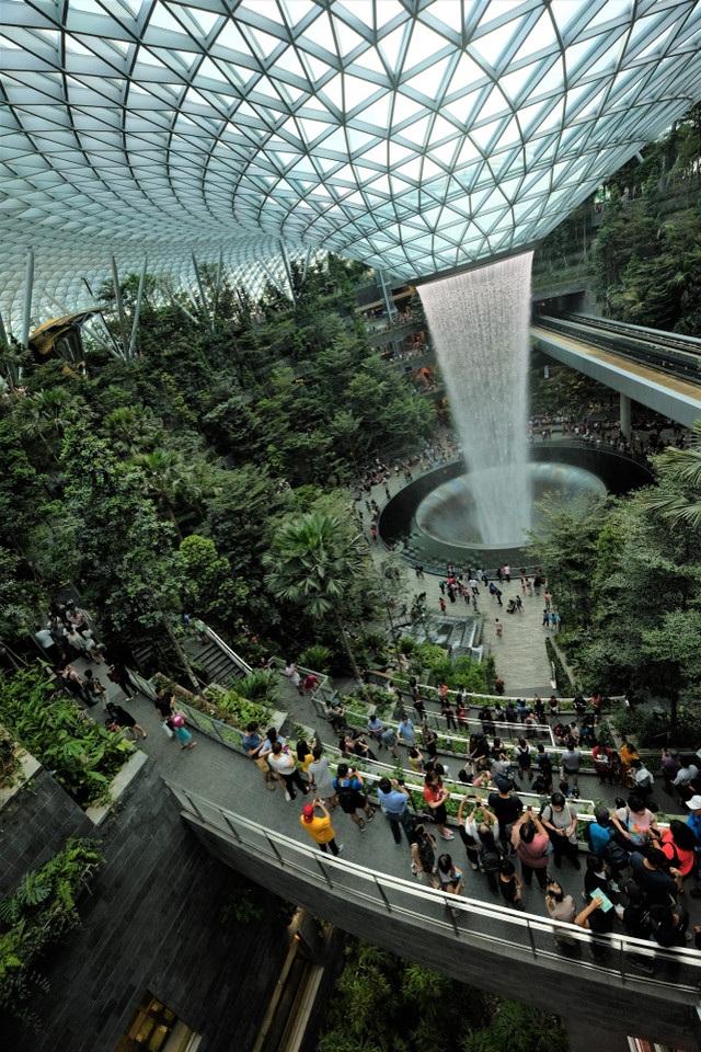 Wisatawan yang tengah menikmati Jewel Changi Airport Foto: Shutter Stock