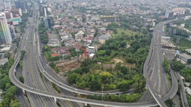 Suasana jalanan lengang di Kota Jakarta selama periode pandemi Covid-19 (Sumber foto: Antara/Hafidz Mubarok)