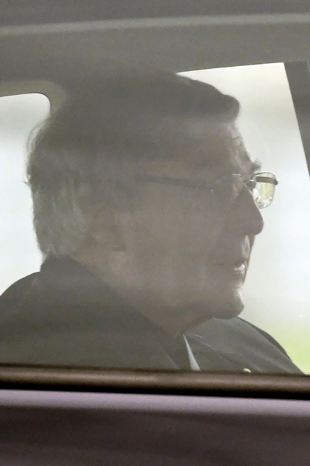 Kardinal Australia George Pell menaiki kendaraan setelah dibebaskan dari Penjara Barwon, Anakie, Melbourne, Australia. Foto: AFP/William WEST