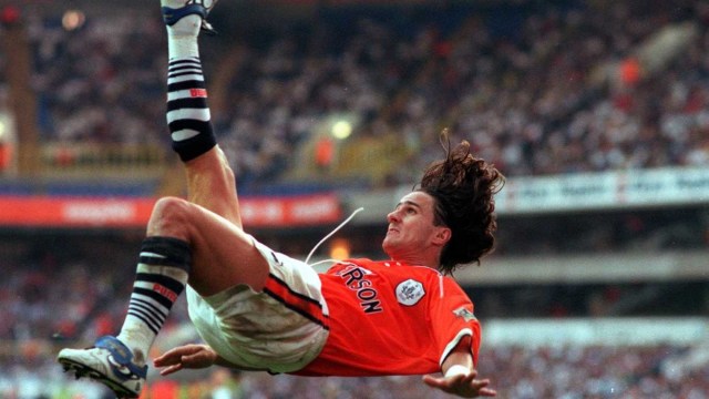 Benito Carbone mencetak gol salto untuk Sheffield Wednesday di laga melawan Newcastle United. Foto: SWFC
