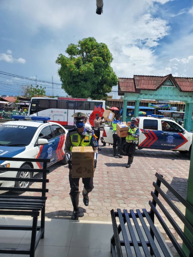 Aparat kepolisian Kabupaten Bireuen menyerahkan bantuan face shield kepada RSUD dr Fauziah. Dok. Sandy  