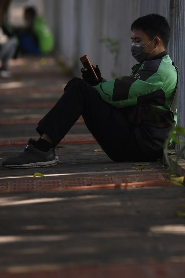 Pengemudi ojek online menunnggu orderan di kawasan Tanah Kusir, Jakarta, Jumat (7/4/2020). Foto: Antara/Puspa Perwitasari