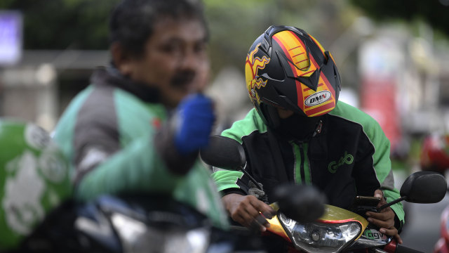 Pengemudi ojek online menunnggu orderan di kawasan Tanah Kusir, Jakarta, Jumat (7/4/2020). Foto: Antara/Puspa Perwitasari