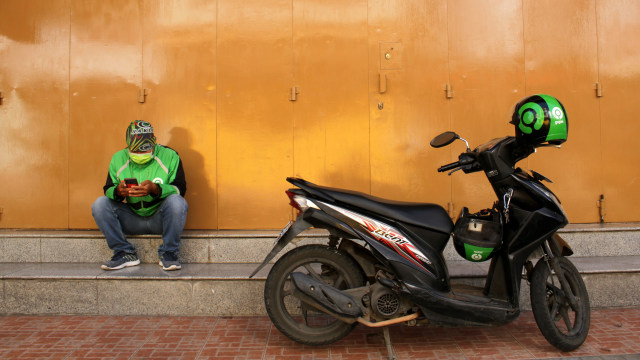 Pengemudi ojek online menunggu pesanan di Makassar, Sulawesi Selatan, Sabtu (4/4/2020). Foto: Antara/Arnas Padda