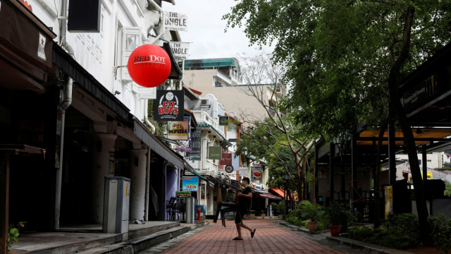 Pekerja membawa kursi pada hari pertama work from home untuk mengekang wabah virus corona (COVID-19) di Boat Quay, Singapura, Selasa (7/4). Foto: REUTERS/Edgar Su