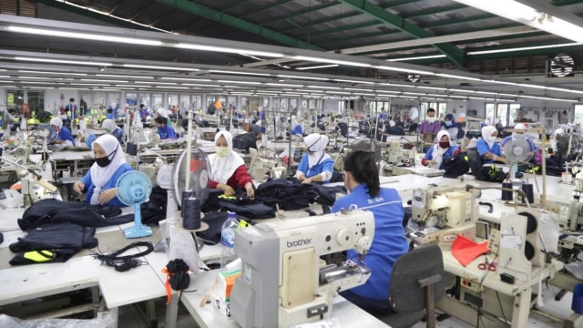 Para buruh korban PHK membuat masker untuk penanganan virus corona, di Kawasan Berikat Nusantara (KBN) Cilincing, Jakarta, Selasa (7/4). Foto: Dok. Biro Humas Kemnaker