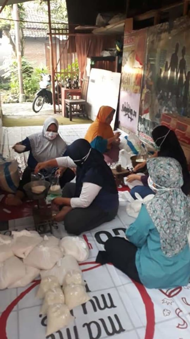 Warga Desa Panggungharjo Bahu membahu memenuhi kebutuhan warga yang terdampak lockdown di 2 RT di padukuan Karangnongko, Desa Panggungharjo, Kecamatan Sewon, Kabupaten Bantul. Foto: dok. Wahyudi Anggoro Hadi