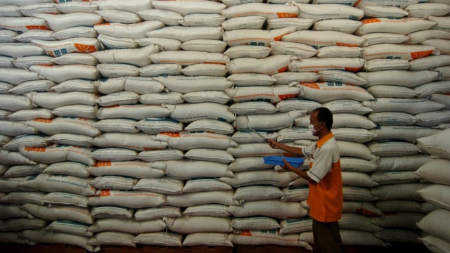 Pekerja memeriksa kualitas beras di Gudang Perum Bulog Sub Divre Pekalongan, Desa Munjung Agung, Tegal, Jawa Tengah, Selasa (7/4). Foto: ANTARA FOTO/Oky Lukmansyah