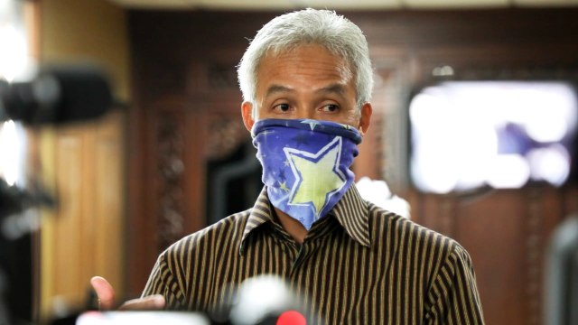 Gubernur Jawa Tengah Ganjar Pranowo saat memberikan keterangan di kantornya, Selasa (7/4). Foto: Dok. Pemprov Jateng