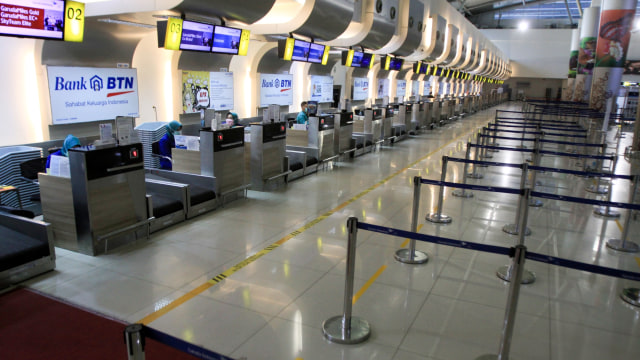 Suasana konter check-in penumpang di Terminal 2 Bandara Internasional Juanda, Sidoarjo, Jawa Timur, Selasa (7/4/2020). Foto: ANTARA FOTO/Umarul Faruq