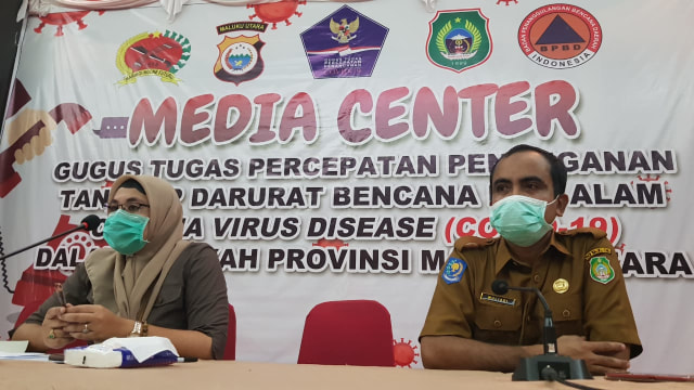 Juru Bicara Gugus Tugas Percepatan Penanganan COVID-19 Maluku Utara dr Rosita Alkatiri (Kiri) dan Karo Humas Provinsi Maluku Utara Mulyadi Tutupoho, saat melakukan konferensi pers di Hotel Sahid Bela Ternate, Senin (06/04/2020). Foto: Faris Bobero/cermat