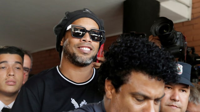 Ronaldinho setelah bebas dari penjara di Paraguay.  Foto: REUTERS/Jorge Adorno