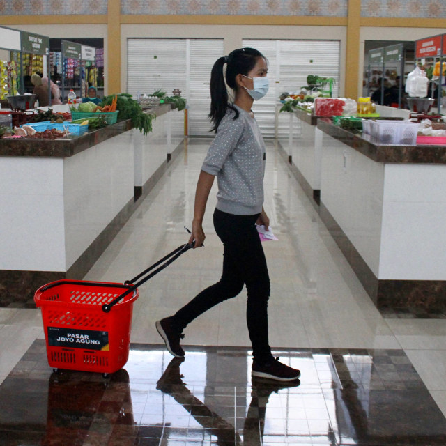 Seorang operator belanja membelikan kebutuhan pangan konsumen di pasar Joyoaagung, Malang, Jawa Timur. Foto: ANTARA FOTO/Ari Bowo Sucipto