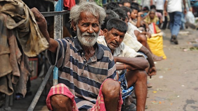 Potret kemiskinan di Kota Kalkuta, India. Para pria, baik muda hingga lansia tampak mengantre mencari pekerjaan Foto: Shutter Stock