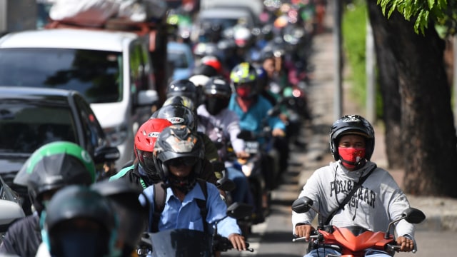 Sejumlah kendaraan terjebak kemacetan di Jalan Raya Pasar Minggu, Jakarta, Rabu (8/4).  Foto: ANTARA FOTO/Akbar Nugroho Gumay