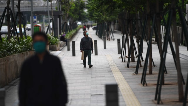 Pejalan kaki melintas di trotoar Jalan Jenderal Sudirman, Jakarta. Foto: Antara/Akbar Nugroho Gumay