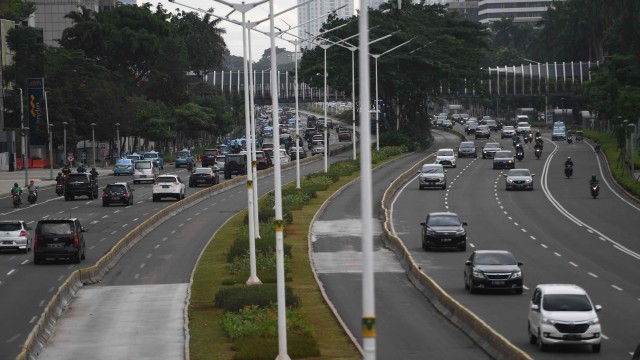 Kendaraan melintas di Jalan Jenderal Sudirman, Jakarta. Foto: Antara/Akbar Nugroho Gumay