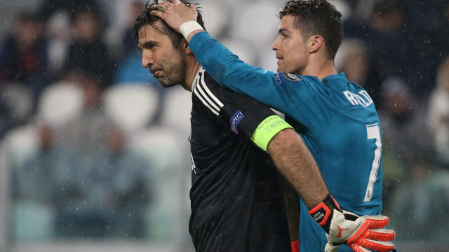 Gianluigi Buffon dan Cristiano Ronaldo. (Foto: REUTERS/Tony Gentile)