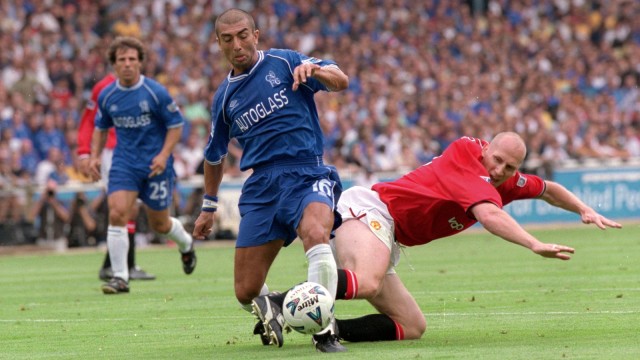 Gelandang Chelsea, Roberto Di Matteo, berebut bola dengan bek Manchester United, Jaap Stam dalam pertandingan Charity Shield 2000. Foto: Getty Images/Allsport/Stu Forster
