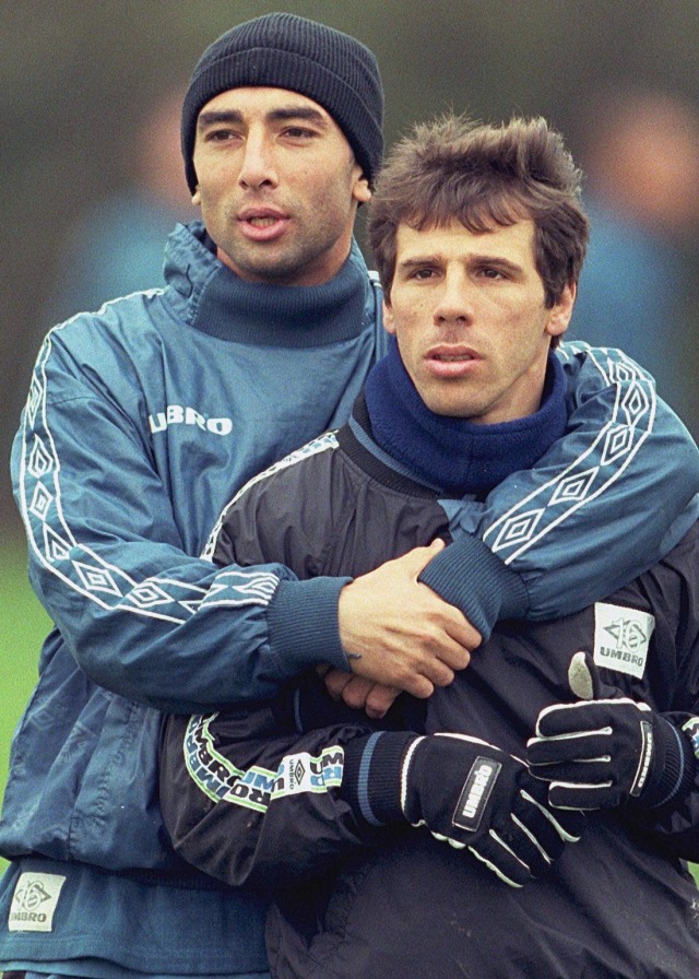 Roberto Di Matteo memeluk Gianfranco Zola dalam sebuah sesi latihan Chelsea jelang final Piala FA 1997. Foto: AFP