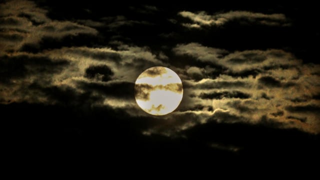 Fenomena Bulan Supermoon yang juga disebut sebagai super pink moon menghiasi langit Kota Lhokseumawe, Aceh, Rabu (8/4/2020). Foto: ANTARA FOTO/Rahmad
