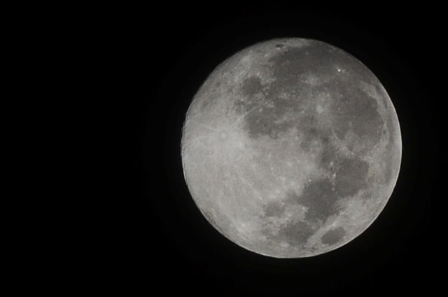 Fenomena Bulan Purnama Perige atau biasa disebut sebagai "Supermoon" terlihat dari kota Kudus, Jawa Tengah, Rabu (8/4/2020). Foto: ANTARA FOTO/Yusuf Nugroho