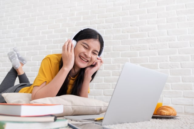 com-Ilustrasi wanita sedang mendengarkan musik saat #Cuti5Menit. Foto: Shutterstock