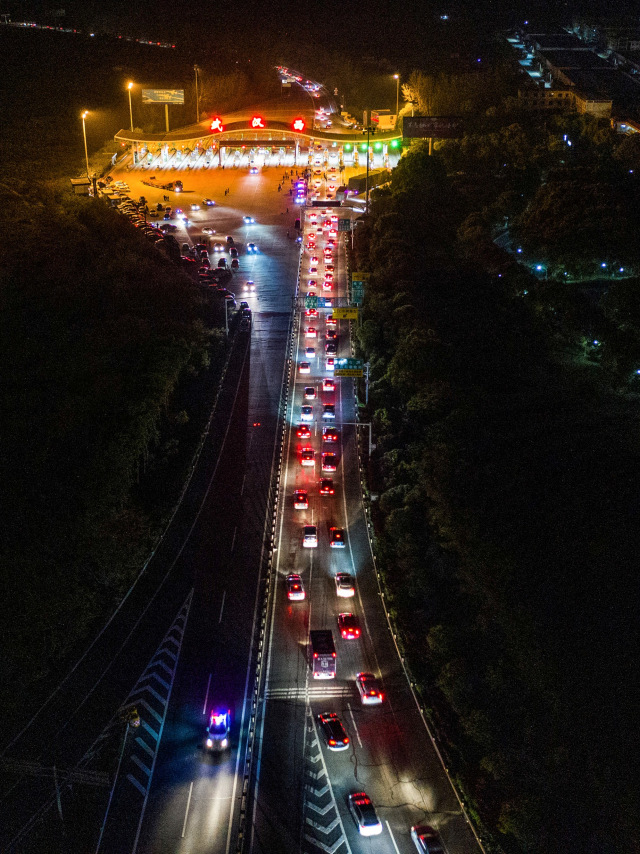 Sejumlah kendaraan antre di Pintu Tol Wuhan, Hubei, China, Rabu (8/4).
 Foto: AFP/STR