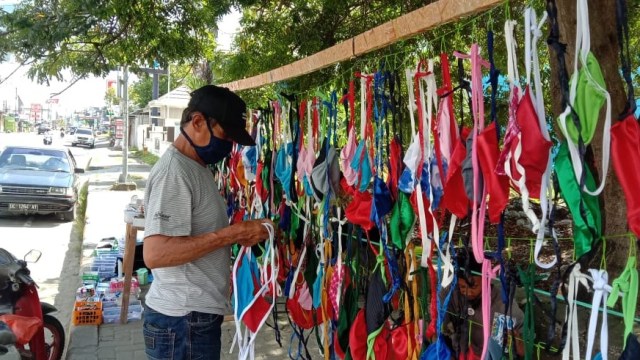Masker menjadi barang yang paling diburu di tengah pandemi corona. Foto: Awal Dion/sulbarkini