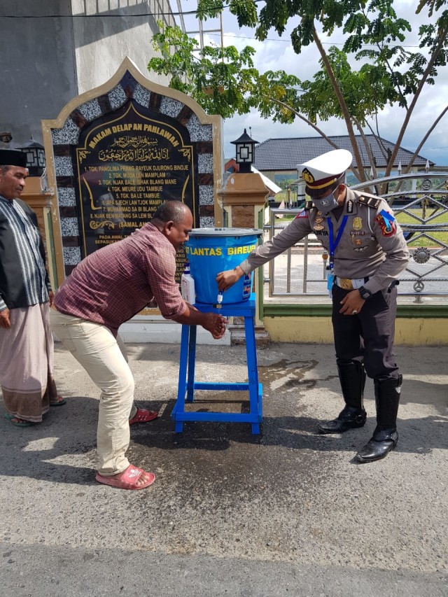 Salah satu wastafel Polisi Bireuen ditaruh di kawasan depan masjid Pandrah, Bireuen. Dok. Sandy