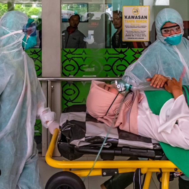 Sejumlah tim medis mengevakuasi seorang pasien menuju Ruang Isolasi Khusus Rumah Sakit Umum Pusat dr Kariadi saat simulasi penanganan wabah virus corona. Foto: ANTARA FOTO/Aji Styawan