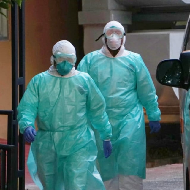 Petugas Ambulans Puskesmas Kebayoran Baru, bersiap membawa pasien yang diduga terkena virus Corona di RSPI Sulianti Saroso, Jakarta Utara, Senin (2/3). Foto: Irfan Adi Saputra/kumparan 