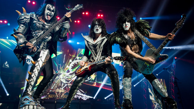 KISS saat konser | commons.wikimedia.org
