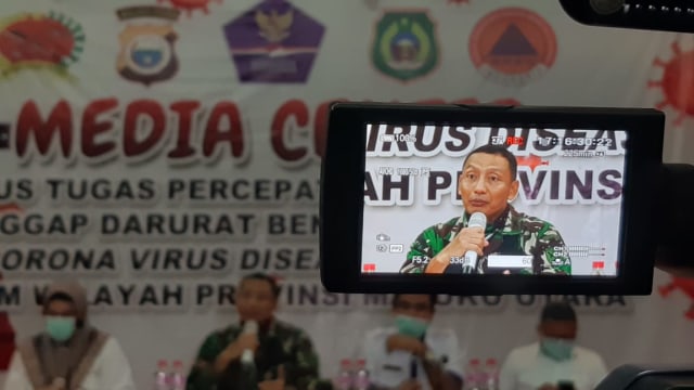 Wakil Ketua I Gugus Tugas Percepatan Penanganan COVID-19 Maluku Utara (Malut) Kolonel Inf Endro Satoto, saat konferensi pers di Hotel Sahid Bela Ternate, Rabu (08/04). Foto: Faris Bobero/cermat