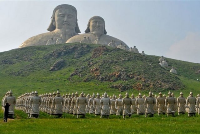 Patung ksatria Mongolia dan Genghis Khan di wilayah Inner Mongolia (foto : khazanah republika)