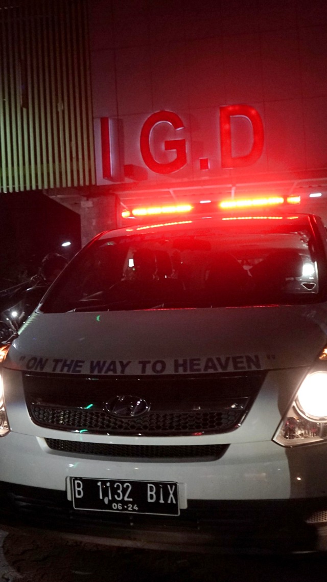 Mobil jenazah yang membawa musisi Glenn Fredly keluar dari Rumah Sakit Setia Mitra, Fatmawati, Jakarta, Rabu, (8/4/2020). Foto: Ronny