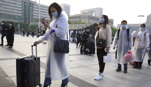 Suasana di Stasiun Hankou, Wuhan pasca pemberhentian lockdown di Wuhan. Foto: AP Photo/ Ng Han Guan